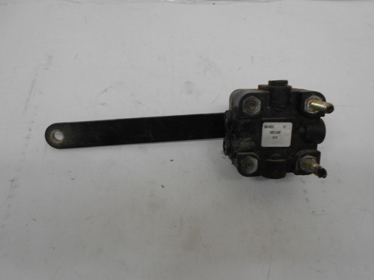STEER AXLE LEVELING VALVE - 55521Q163 – Peterbilt of Sioux Falls