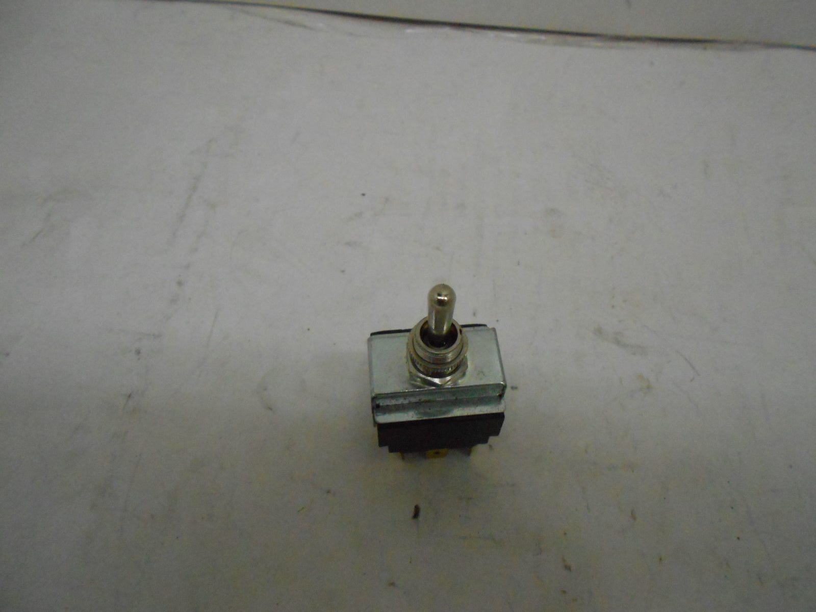 TOGGLE SWITCH